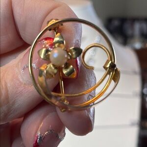 Elegant Gold Floral Brooch